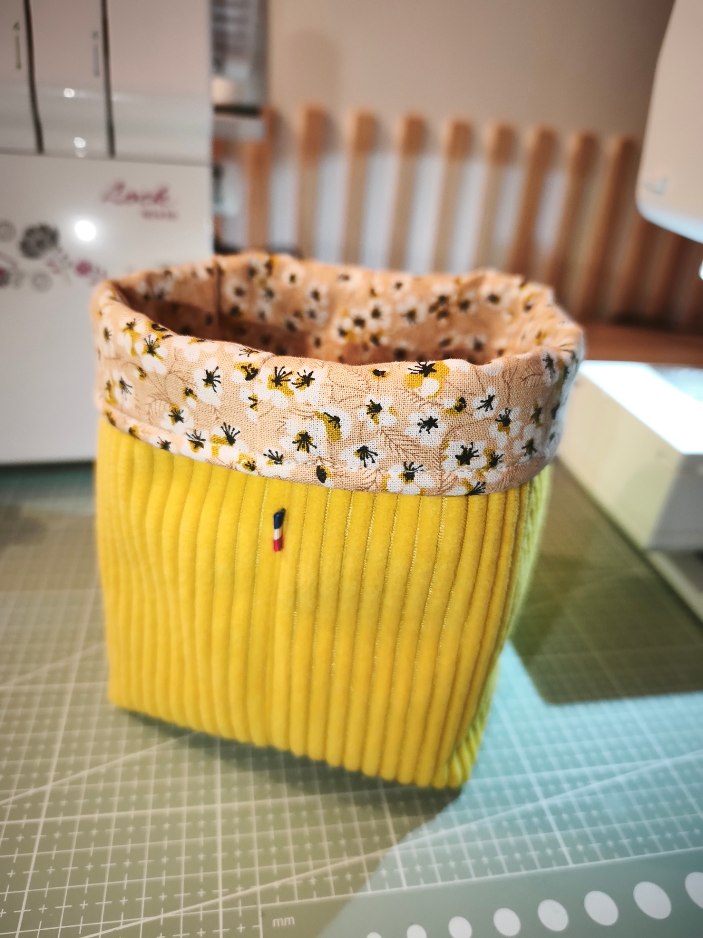 Panier jaune abeilles